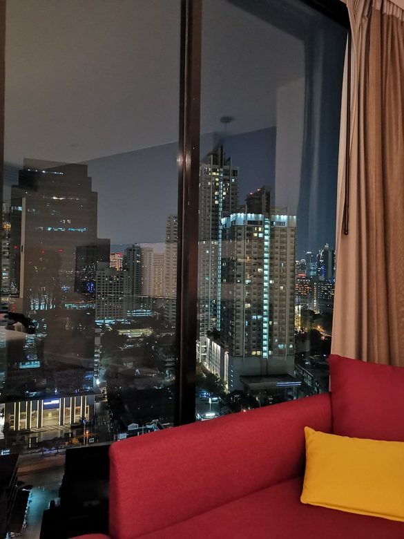 Bankokas sutemus pro viešbučio kambario langą