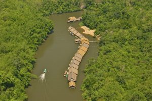 Kwai upės plūduriuojantys nameliai ant vandens