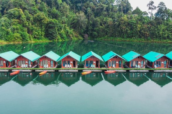 Nameliai ant Chaew Lan ežero